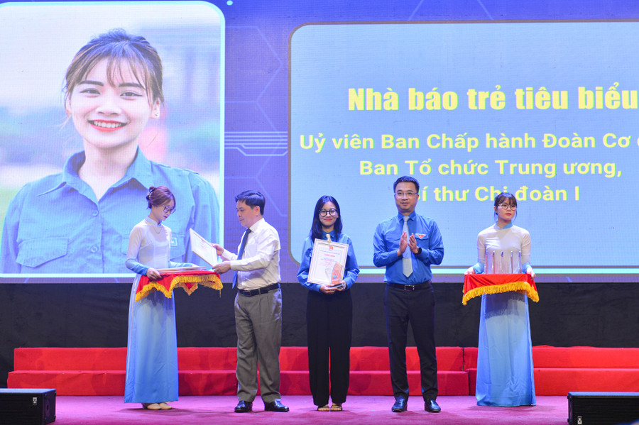 Những đoàn viên xuất sắc được trao kỷ niệm chương và chứng nhận. Ảnh: Đình Huy Những đoàn viên xuất sắc được trao kỷ niệm chương và chứng nhận. Ảnh: Đình Huy
