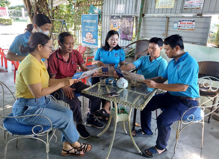 Nhân viên BHXH huyện Đak Pơ tuyên truyền, vận động người dân tham gia BHXH tự nguyện, BHYT hộ gia đình (ảnh BHXH Gia Lai cung cấp). Nhân viên BHXH huyện Đak Pơ tuyên truyền, vận động người dân tham gia BHXH tự nguyện, BHYT hộ gia đình (ảnh BHXH Gia Lai cung cấp).