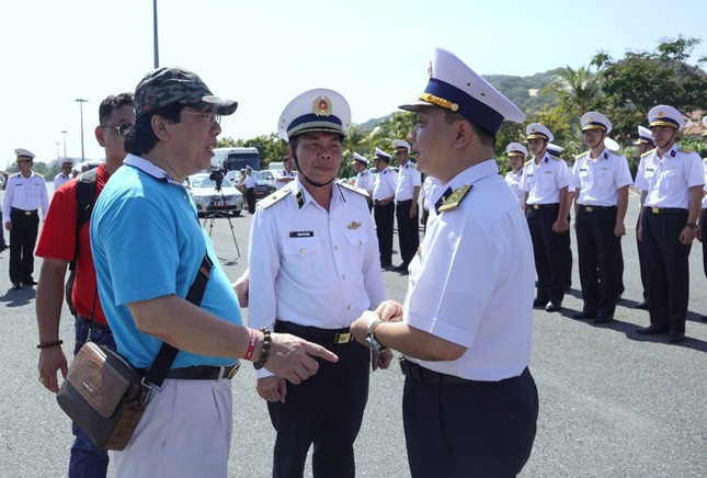Nguyên Thứ trưởng Bộ Ngoại giao Nguyễn Thanh Sơn (ngoài cùng bên trái) trao đổi với lãnh đạo Quân chủng Hải quân và Vùng 4 Hải quân sau khi kết thúc hành trình lần thứ 10 đưa kiều bào ra thăm Trường Sa. Ảnh: Nguyễn Minh Tổ quốc nhìn từ biển: Cả nước vì Trường Sa ảnh 2