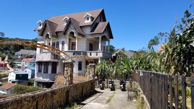 Xử lý trách nhiệm Chánh án, thẩm phán, hội thẩm TAND TP.Đà Lạt vi phạm tố tụng - Ảnh 1. Nhà số 7 Lê Hồng Phong (TP.Đà Lạt) mà Hồ Bảo Thái vừa cầm cố ngân hàng vừa bán cho ông Vân Bỉnh Cường