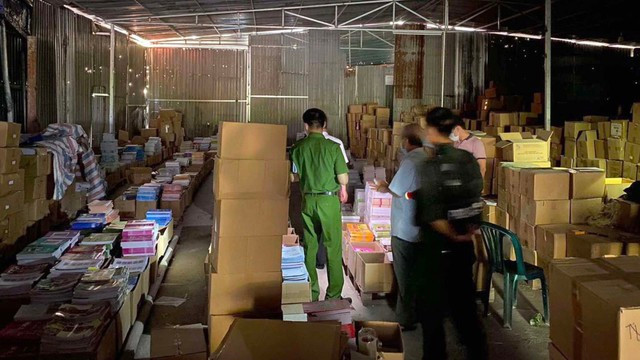 Ông Trần Hùng bị cáo buộc nhận hối lộ như thế nào? - Ảnh 2. Một kho tập kết sách giả của Công ty Phú Hưng Phát. Ảnh: CÔNG AN CUNG CẤP