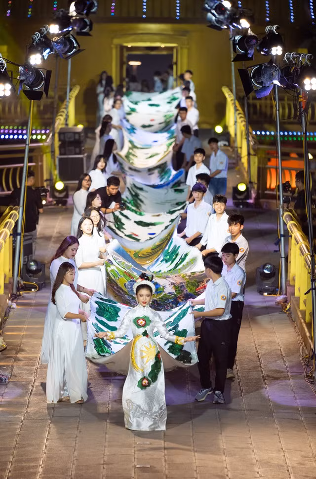 Hình ảnh chiếc áo dài in 31 bức tranh của nhà thiết kế Phương Hồ. Sau khi trình diễn ở trong nước và quốc tế, cô sẽ biến nó thành 100 mẫu áo dài bình thường, bán đấu giá thực hiện dự án thiện nguyện. Ảnh: NVCC