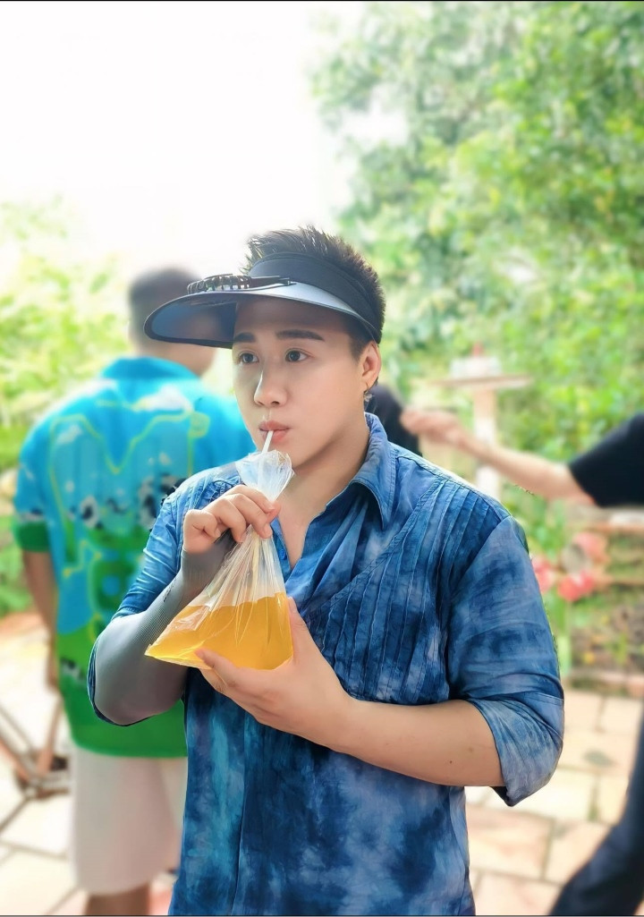 Sao Việt 25/5: Siu Black trẻ trung với tóc ngắn, Việt Hương khoe ảnh năm 17 tuổi ảnh 6 Sao Việt 25/5: Siu Black trẻ trung với tóc ngắn, Việt Hương khoe ảnh năm 17 tuổi ảnh 6