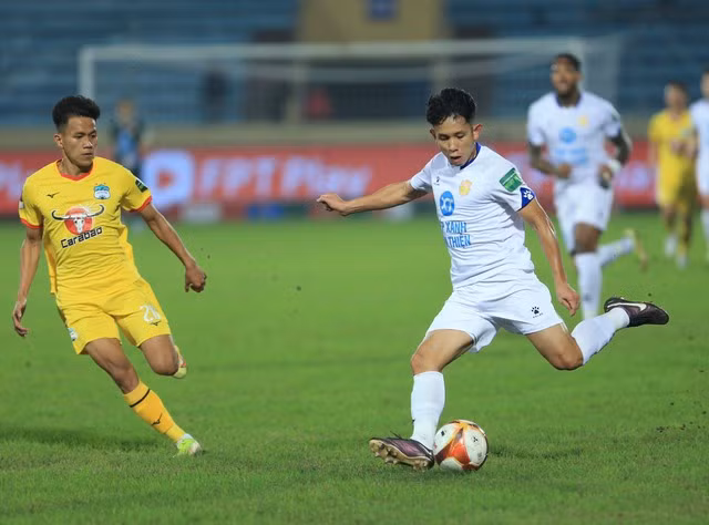 Hồng Duy (phải) giúp Nam Định có lối chơi tấn công đa dạng. Ảnh: Minh Hoàng