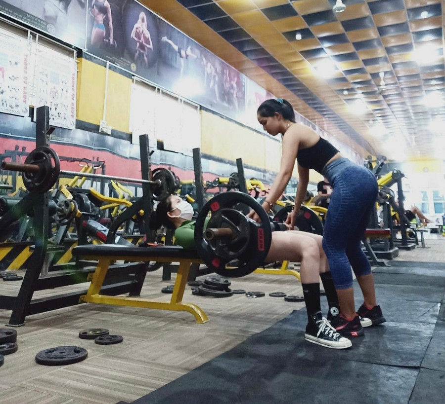 Chị H&apos;Nhi hiện đang làm huấn luyện viên cá nhân tại các phòng gym ở thị xã Ayun Pa. Ảnh: Sang Nguyễn