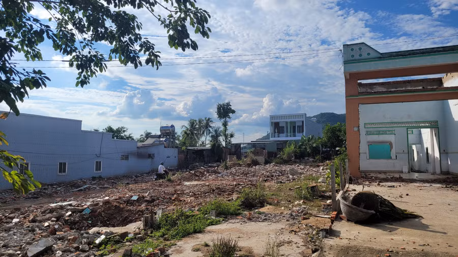 Nhiều hộ dân nằm trong khu vực tuyến tránh thị xã An Khê (đoạn qua huyện Đak Pơ) hiện đã bàn giao mặt bằng cho đơn vị thi công. Ảnh: Phạm Ngọc