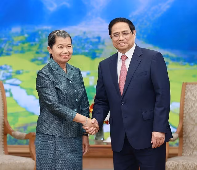 Thủ tướng Phạm Minh Chính tiếp Phó thủ tướng Men Sam An. Ảnh: TTXVN