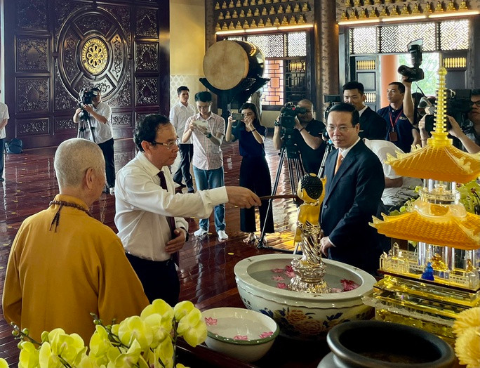 Chủ tịch nước Võ Văn Thưởng chúc mừng Đại Lễ Phật đản - Ảnh 4. Bí thư Thành ủy TP HCM Nguyễn Văn Nên thực hiện nghi thức tắm Phật