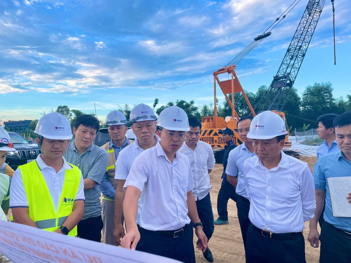 Gỡ vướng để đẩy nhanh tiến độ cao tốc Quảng Ngãi – Hoài Nhơn - Ảnh 1. Thứ trưởng Bộ GTVT Nguyễn Danh Huy cùng Chủ tịch UBND Quảng Ngãi Đặng Văn Minh kiểm tra hiện trường dự án Quảng Ngãi – Hoài Nhơn
