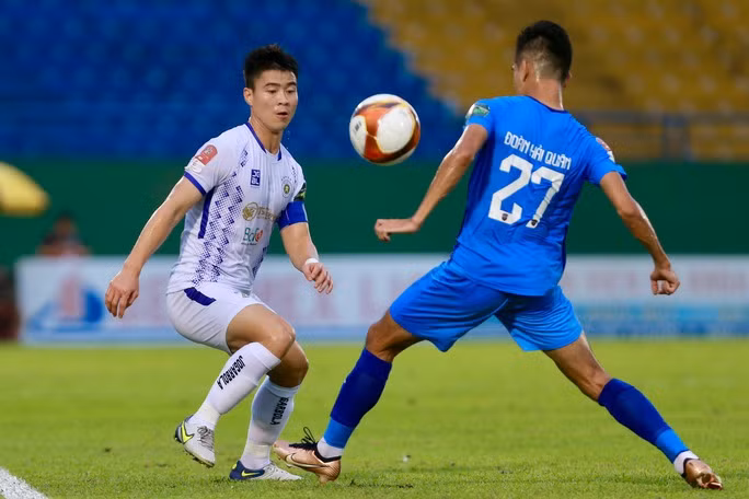 Hà Nội FC (áo trắng) lấn lướt song lại là đội bị thủng lưới trước