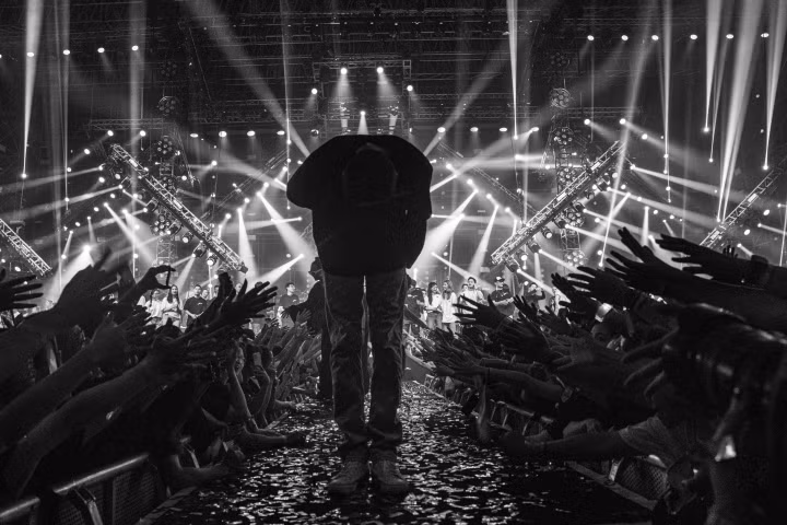 Đen cúi đầu cảm ơn khán giả đồng hành cùng anh trong hành trình nghệ thuật 10 năm qua.