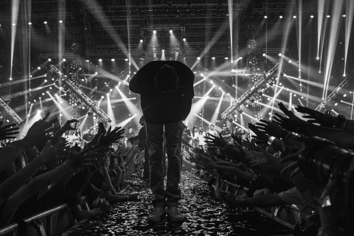 Đen cúi đầu cảm ơn khán giả đồng hành cùng anh trong hành trình nghệ thuật 10 năm qua. Đen cúi đầu cảm ơn khán giả đồng hành cùng anh trong hành trình nghệ thuật 10 năm qua.