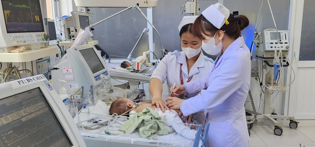 Vụ bé gái bị bạo hành ở Đà Lạt: Khởi tố bị can tội giết người - Ảnh 3. Bé C. được chăm sóc đặc biệt tại Bệnh viện đa khoa Lâm Đồng. Ảnh: Lâm Viên