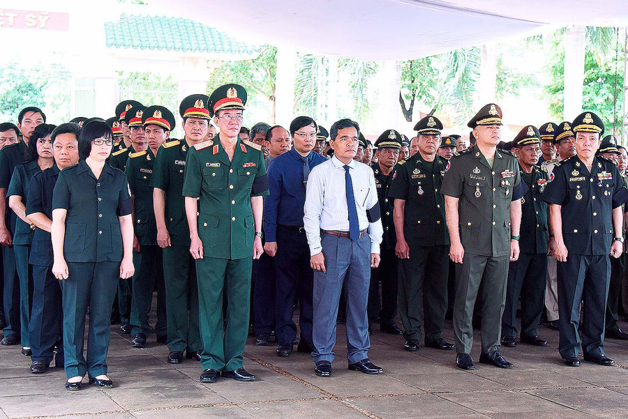 Lãnh đạo tỉnh Gia Lai, Quân khu 5 và các tỉnh Đông Bắc Campuchia tham dự lễ truy điệu, an táng hài cốt liệt sĩ. Ảnh: Đức Thụy Lãnh đạo tỉnh Gia Lai, Quân khu 5 và các tỉnh Đông Bắc Campuchia tham dự lễ truy điệu, an táng hài cốt liệt sĩ. Ảnh: Đức Thụy