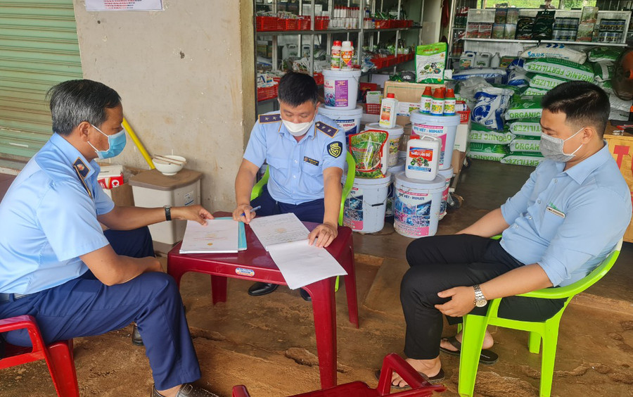 Cục Quản lý thị trường tỉnh thanh tra, kiểm tra doanh nghiệp kinh doanh phân bón, thuốc BVTV. Ảnh: Lê Nam Cục Quản lý thị trường tỉnh thanh tra, kiểm tra doanh nghiệp kinh doanh phân bón, thuốc BVTV. Ảnh: Lê Nam