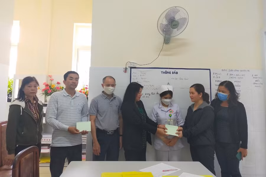 Lãnh đạo TP.Đà Lạt trao tiền cho Tổ tiếp nhận tài chính hỗ trợ điều trị cho bé C. Ảnh: L.V