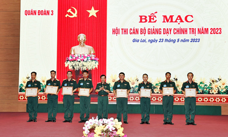 Thiếu tướng Nguyễn Văn Lanh-Chính ủy Quân đoàn 3 trao thưởng cho các cá nhân đạt giải. Ảnh: Vĩnh Hoàng