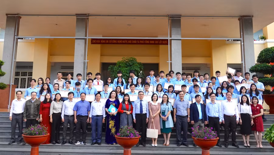 Lãnh đạo Sở GD-ĐT, Trường THPT chuyên Hùng Vương chụp ảnh lưu niệm cùng 58 học sinh tham gia kỳ thi chọn học sinh giỏi quốc gia THPT năm 2022-2023. Ảnh: Mộc Trà