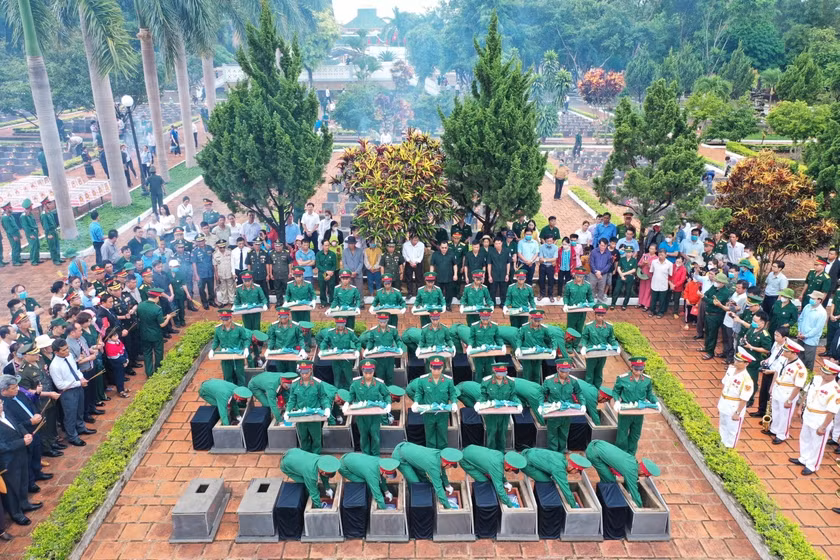 Quang cảnh lễ an táng hài cốt liệt sĩ tại Nghĩa trang Liệt sĩ huyện Đức Cơ. Ảnh: Phạm Quý