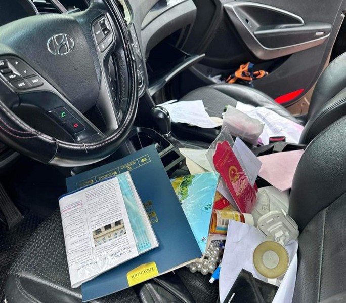 Một chiếc xe con bị lục lọi lấy tài sản