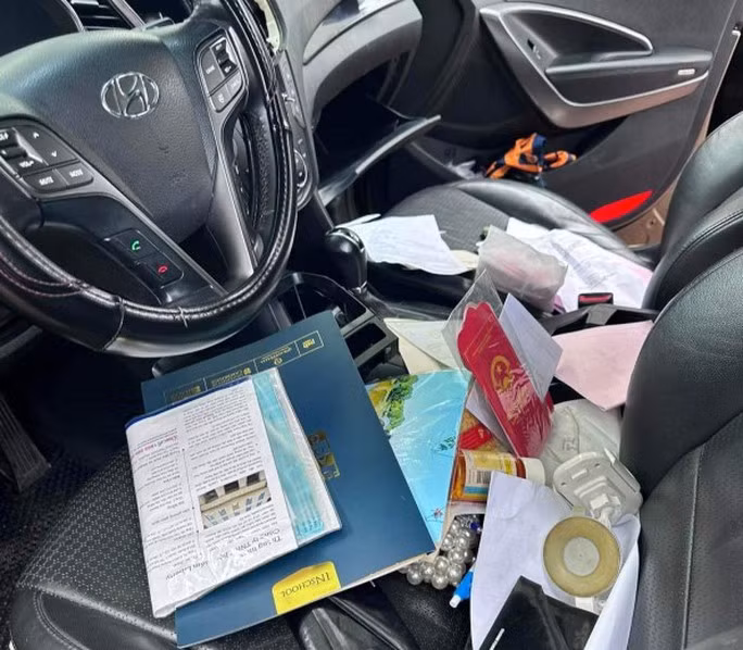 Một chiếc xe con bị lục lọi lấy tài sản