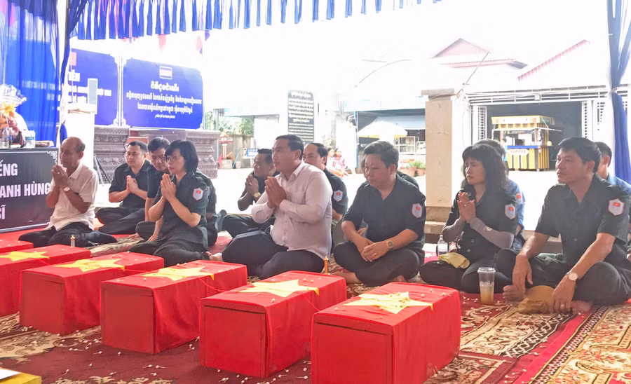 Quang cảnh lễ cầu siêu cho các liệt sĩ tại tỉnh Preah Vihear (Campuchia). Ảnh: Đoàn Bình
