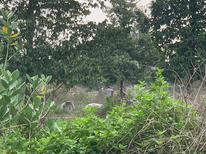 Thông tin bất ngờ vụ phát hiện 2 đoạn chân người ở bãi đất trống - Ảnh 1. Hiện trường nơi phát hiện 2 đoạn chân người ở bãi đất trống