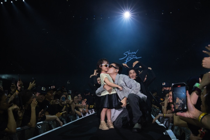 JustaTee phá lệ, lần đầu mang con gái lên sân khấu. JustaTee phá lệ, lần đầu mang con gái lên sân khấu.