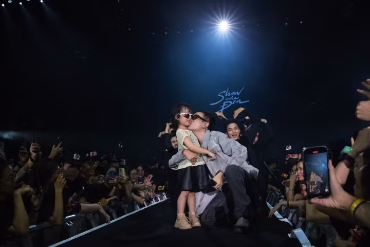 JustaTee phá lệ, lần đầu mang con gái lên sân khấu.