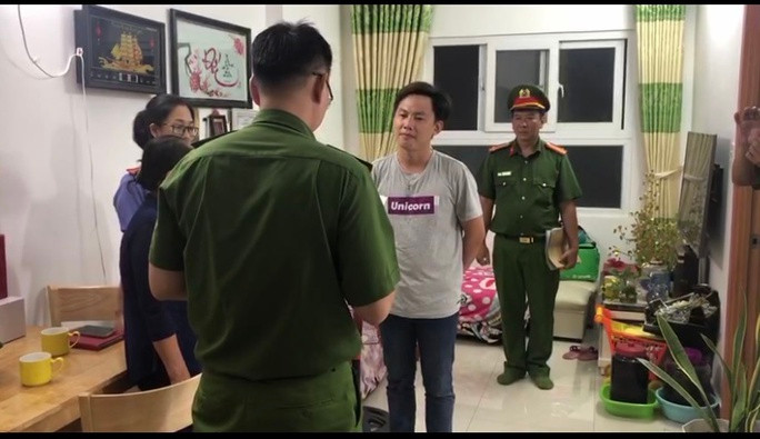 Công an đọc lệnh khởi tố các bị can