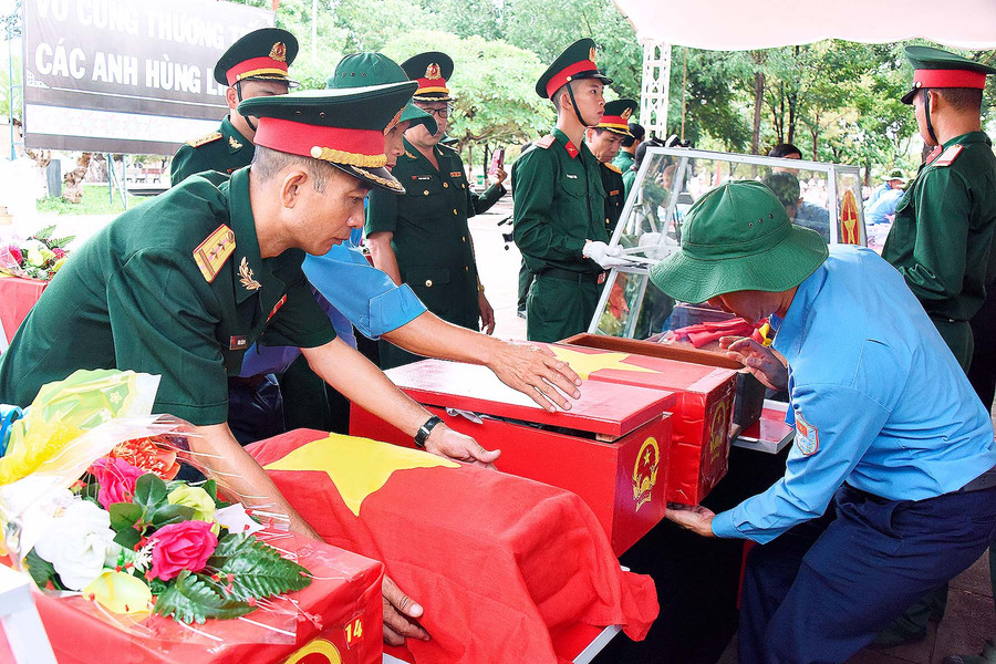 Lực lượng chuyên trách Quân đội cẩn trọng di chuyển hài cốt các liệt sĩ. Ảnh: Đức Thụy Lực lượng chuyên trách Quân đội cẩn trọng di chuyển hài cốt các liệt sĩ. Ảnh: Đức Thụy