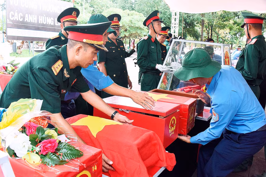 Lực lượng chuyên trách Quân đội cẩn trọng di chuyển hài cốt các liệt sĩ. Ảnh: Đức Thụy