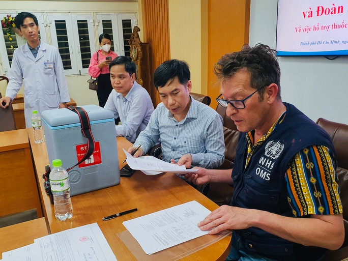 Bộ Y tế chuẩn bị thành lập 3 - 6 trung tâm dự trữ thuốc hiếm - Ảnh 1. Thuốc BAT giải độc botulinum được WHO viện trợ, chuyển từ Thụy Sĩ đến TP HCM. Ảnh: Hà Minh