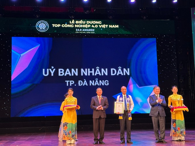 Đà Nẵng lần thứ 2 được vinh danh trong lĩnh vực chuyển đổi số - Ảnh 2. Ông Lê Quang Nam, Phó Chủ tịch UBND TP Đà Nẵng đại diện nhận giải thưởng