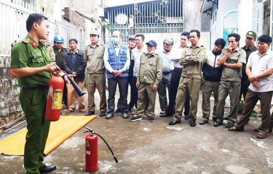 Công an TP.Pleiku hướng dẫn sử dụng bình chữa cháy cho lực lượng dân phòng. Ảnh: R'Ô HOK Công an TP.Pleiku hướng dẫn sử dụng bình chữa cháy cho lực lượng dân phòng. Ảnh: R'Ô HOK