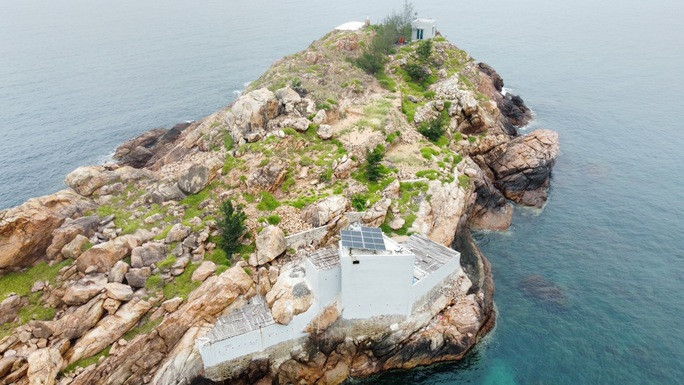 Cận cảnh đại công trình xây dựng trái phép trên đảo giáp ranh Bình Định – Phú Yên - Ảnh 1. Công trình xây dựng trái phép trên đảo Hòn Rớ