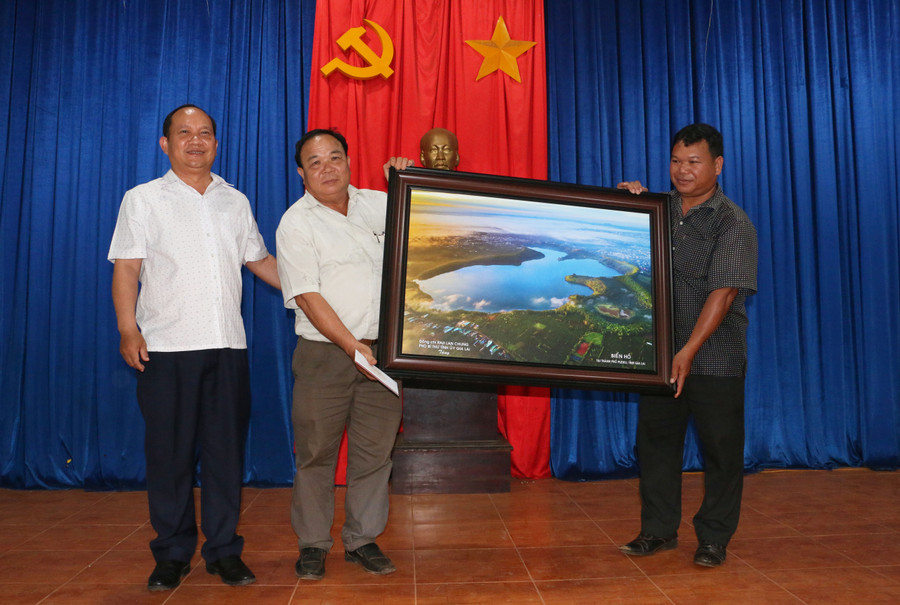 Phó Bí thư Tỉnh ủy Rah Lan Chung (bìa trái) tặng quà cho hệ thống chính trị xã Bar Măih. Ảnh: Quang Tấn Phó Bí thư Tỉnh ủy Rah Lan Chung (bìa trái) tặng quà cho hệ thống chính trị xã Bar Măih. Ảnh: Quang Tấn