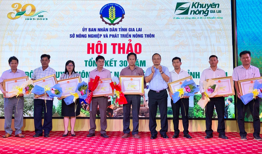 Phó Chủ tịch UBND tỉnh Dương Mah Tiệp trao bằng khen của Chủ tịch UBND tỉnh cho các tập thể, cá nhân có thành tích xuất sắc trong hoạt động khuyến nông. Ảnh: Lê Nam