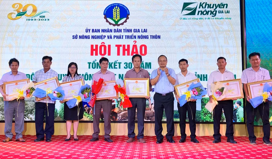 Phó Chủ tịch UBND tỉnh Dương Mah Tiệp trao bằng khen của Chủ tịch UBND tỉnh cho các tập thể, cá nhân có thành tích xuất sắc trong hoạt động khuyến nông. Ảnh: Lê Nam