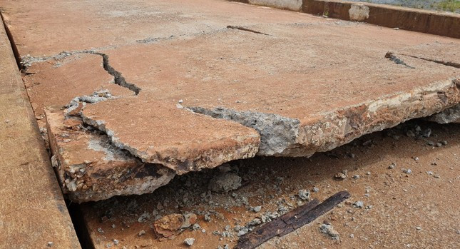 Hồ chứa nước Đắk N'ting bị sụt lún, nứt gãy nghiêm trọng Hồ chứa nước Đắk N'ting bị sụt lún, nứt gãy nghiêm trọng