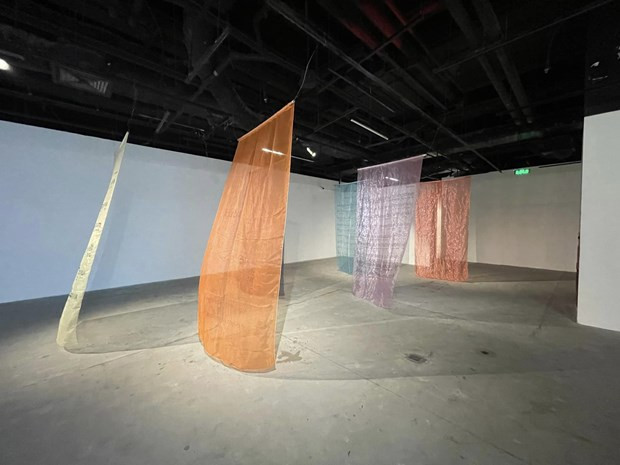 Một tác phẩm sắp đặt gồm bản nhạc của Hoàng Quyên đặt trong không gian triển lãm. Ảnh: PV/Vietnam+ Một tác phẩm sắp đặt gồm bản nhạc của Hoàng Quyên đặt trong không gian triển lãm. Ảnh: PV/Vietnam+