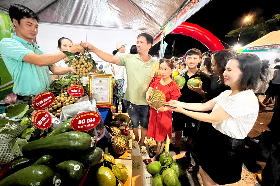 Người dân và du khách tham quan, mua sắm nông sản tại hội chợ. Ảnh: Đ.Y Người dân và du khách tham quan, mua sắm nông sản tại hội chợ. Ảnh: Đ.Y