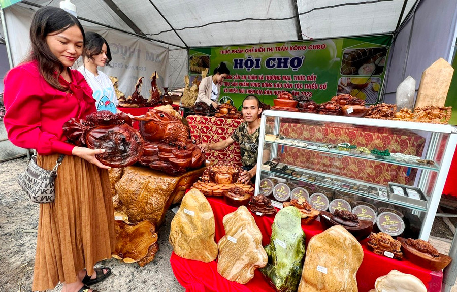 Cơ sở hàng thủ công mỹ nghệ của anh Hoàng Hữu Công trưng bày tại Hội chợ. Ảnh: Đinh Yến Cơ sở hàng thủ công mỹ nghệ của anh Hoàng Hữu Công trưng bày tại Hội chợ. Ảnh: Đinh Yến