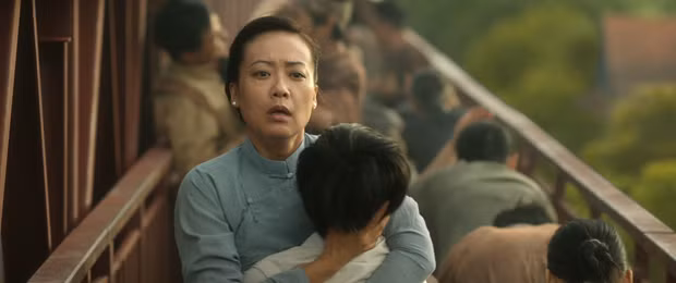 Nữ diễn viên Hồng Ánh trong tạo hình người mẹ mà An lạc mất trong lúc chạy loạn. Ảnh chụp màn hình