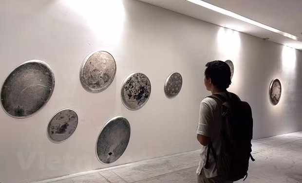 Khách tham quan tại triển lãm. Ảnh: Minh Thu/Vietnam+