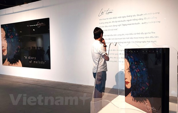 Album sơn mài đặt trong triển lãm nghệ thuật Quyên Gallery No 1. Ảnh: Minh Thu/Vietnam+ Album sơn mài đặt trong triển lãm nghệ thuật Quyên Gallery No 1. Ảnh: Minh Thu/Vietnam+