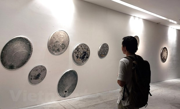 Khách tham quan tại triển lãm. Ảnh: Minh Thu/Vietnam+ Khách tham quan tại triển lãm. Ảnh: Minh Thu/Vietnam+