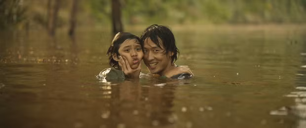 Bé An (Hạo Khang) và Út Lục Lâm - nhân vật được sáng tạo trên màn ảnh (Tuấn Trần). Ảnh chụp màn hình