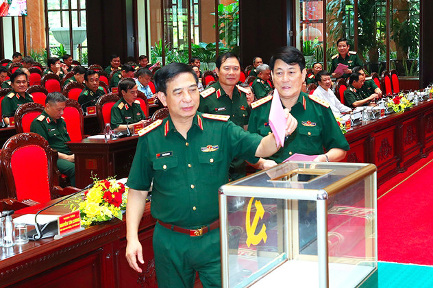 Các đồng chí lãnh đạo Quân ủy Trung ương, Bộ Quốc phòng bỏ phiếu giới thiệu nhân sự quy hoạch Ban Chấp hành Trung ương Đảng khóa XIV. Ảnh: Báo Chính phủ Các đồng chí lãnh đạo Quân ủy Trung ương, Bộ Quốc phòng bỏ phiếu giới thiệu nhân sự quy hoạch Ban Chấp hành Trung ương Đảng khóa XIV. Ảnh: Báo Chính phủ