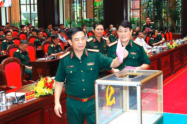 Các đồng chí lãnh đạo Quân ủy Trung ương, Bộ Quốc phòng bỏ phiếu giới thiệu nhân sự quy hoạch Ban Chấp hành Trung ương Đảng khóa XIV. Ảnh: Báo Chính phủ